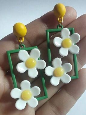 Floral Daisy Dangle Earrings
